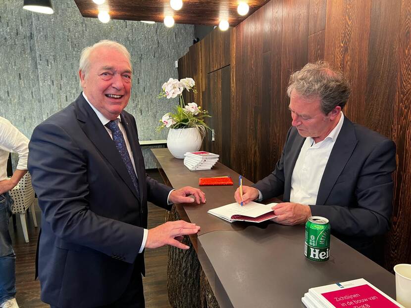 Signeermoment tijdens boekpresentatie zichtlijnen in de bouw van de tlokb