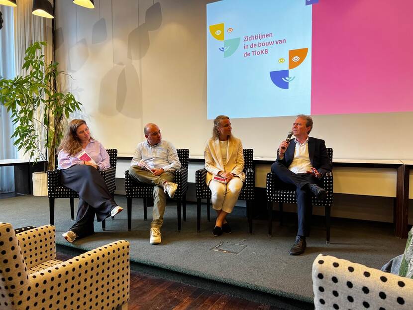 Signeermoment tijdens boekpresentatie zichtlijnen in de bouw van de tlokb