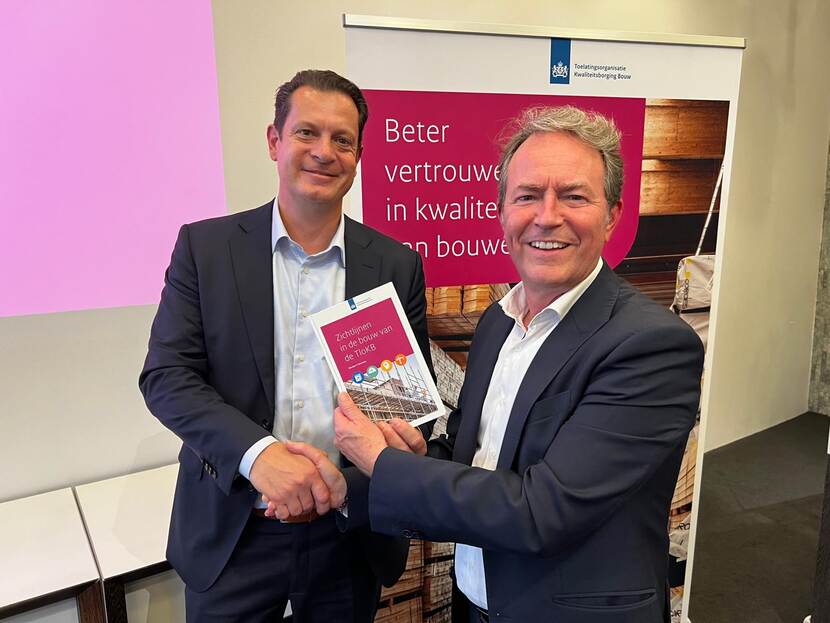 overhandiging boekpresentatie zichtlijnen in de bouw van de tlokb